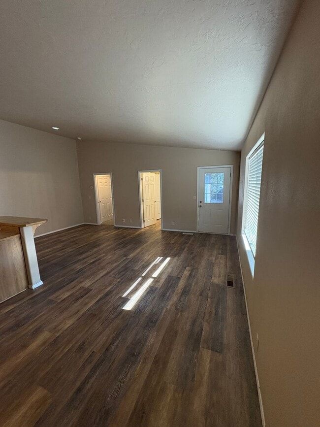 Building Photo - Updated Unit Close to Little League Fields
