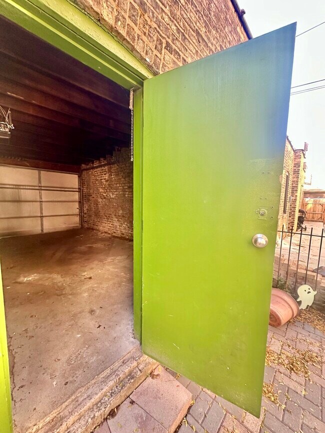 Building Photo - 6442 N Bosworth Ave