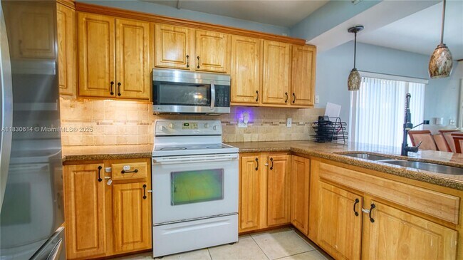Building Photo - 11101 SW 15th Manor