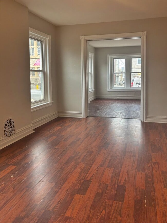 Building Photo - Spacious 5-Bed, 1-Bath, 1,890 sqt