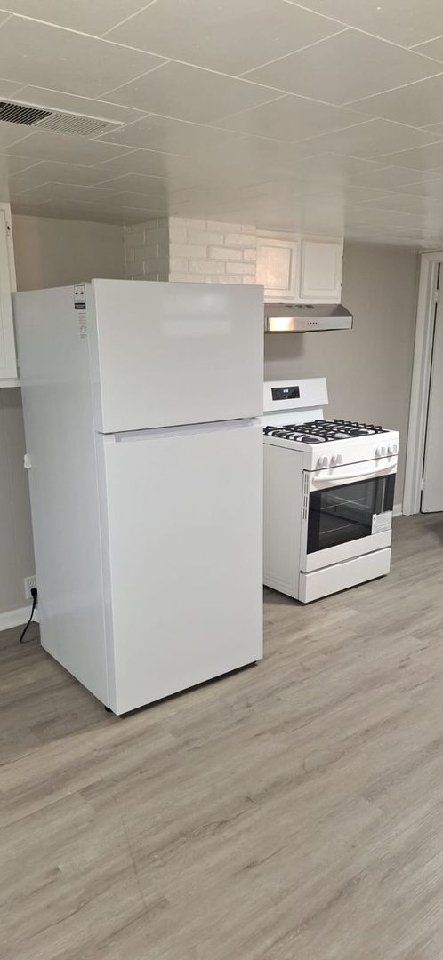 Building Photo - 1605 Pine St