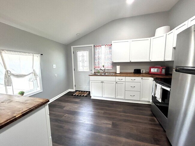 Building Photo - 512 S 6th St