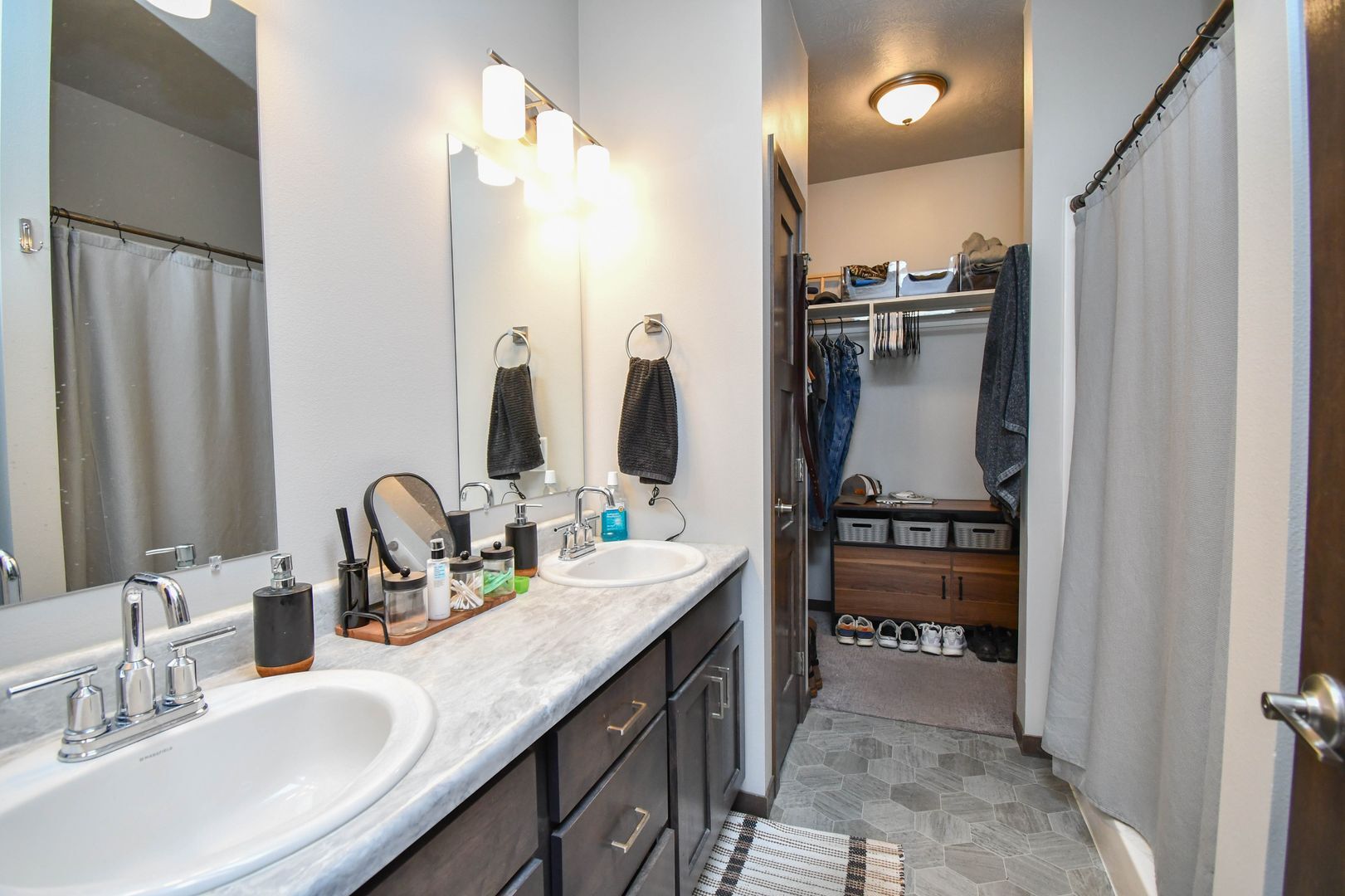 Building Photo - 6120 S Alki Pl