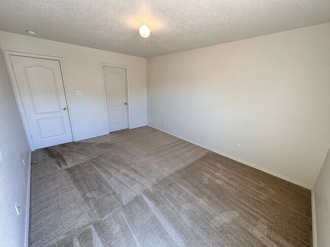 Building Photo - Stunning 3 bed, 2.5 bath, 2575 sq ft home ...