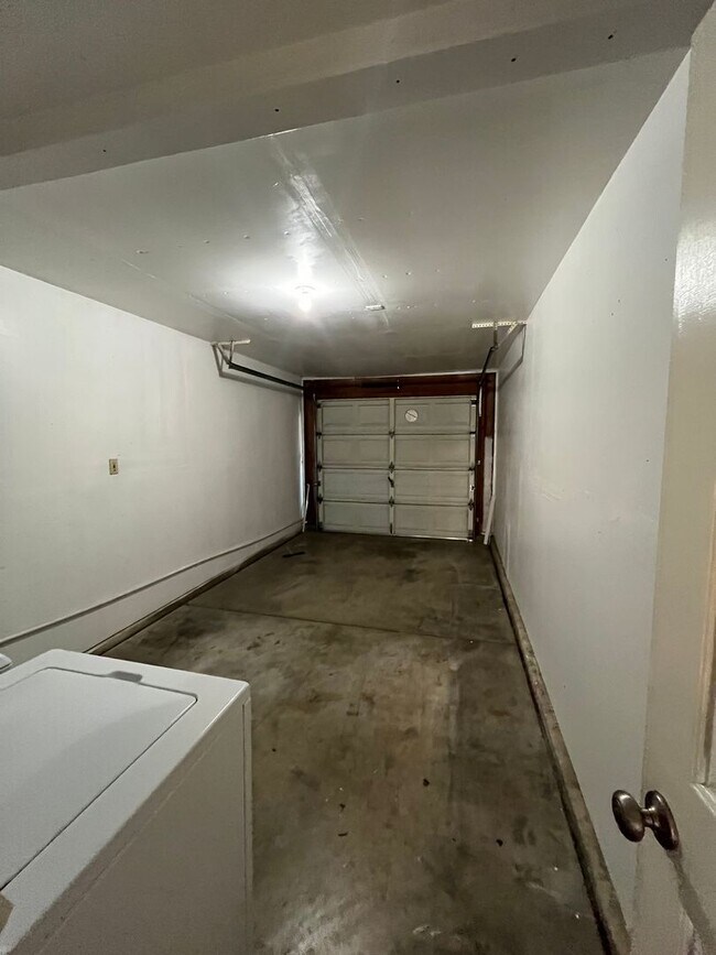 Building Photo - Available Now! Move-In Ready