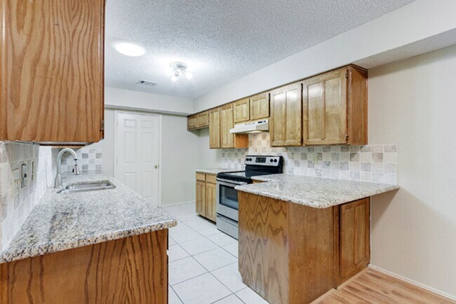 Building Photo - 528 Essex Pl