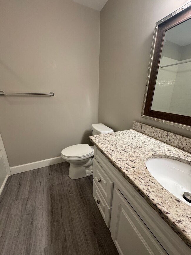 Building Photo - Spacious and inviting 3-bedroom