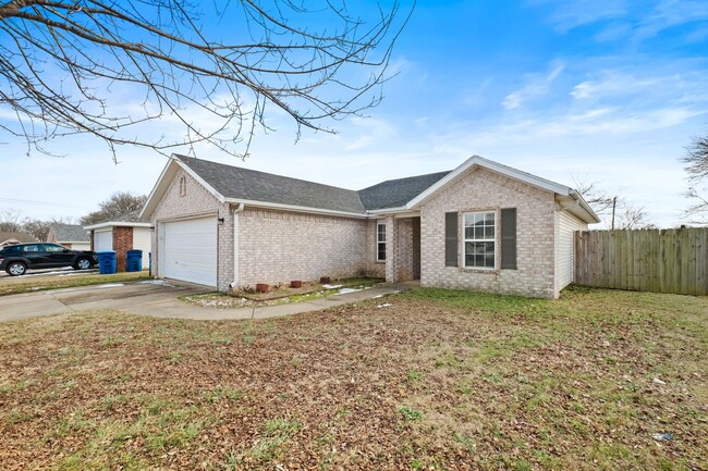 Building Photo - Charming 3-Bedroom Home in Prime Bentonville Location!