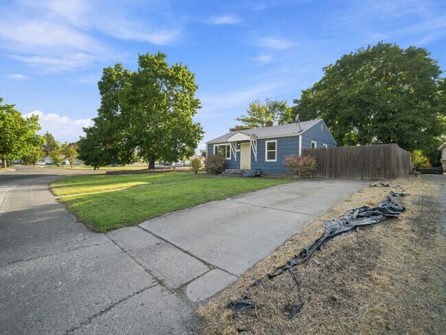 Building Photo - 6011 N Braeburn Dr