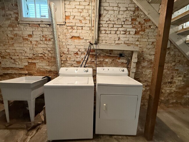 Building Photo - Elegant 2 Bed, 1 Bath Home on South Hill!