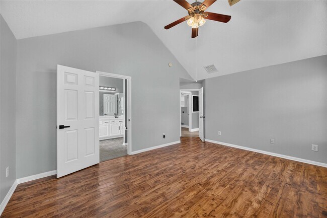 Building Photo - 3519 Crescent Dr