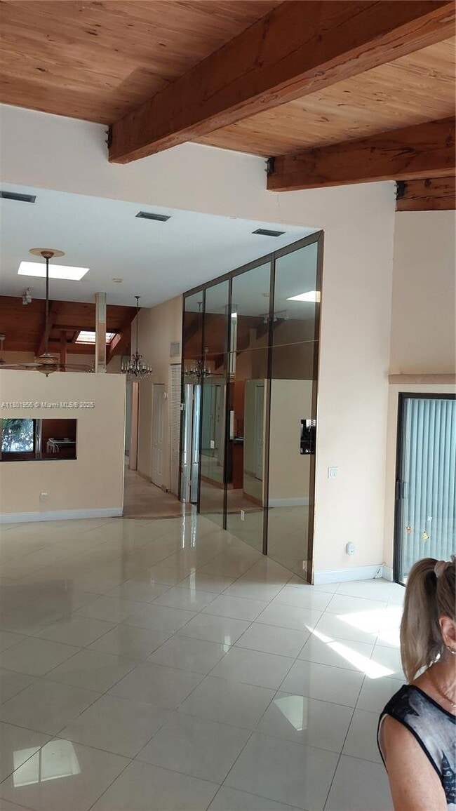 Building Photo - 2675 Parkview Dr S
