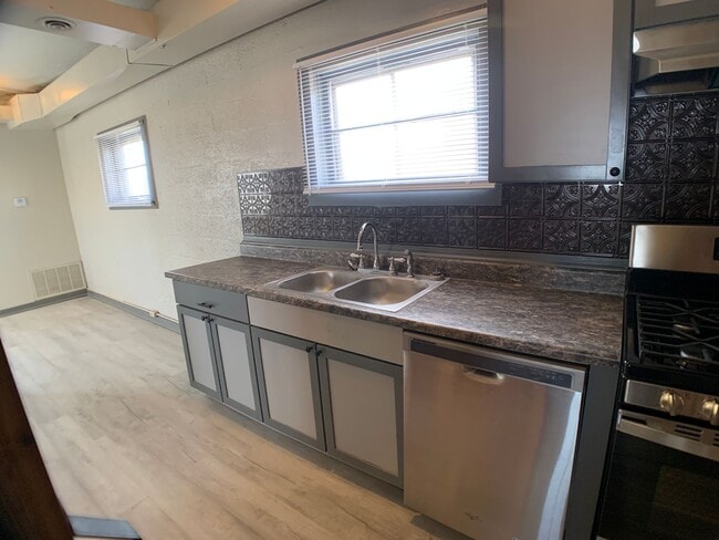 Building Photo - Trendy 2 Bedroom, Downtown Moore