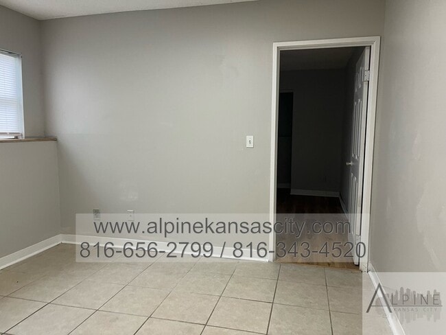 Building Photo - NE 4 Bedroom Duplex, Garage, Vouchers OK