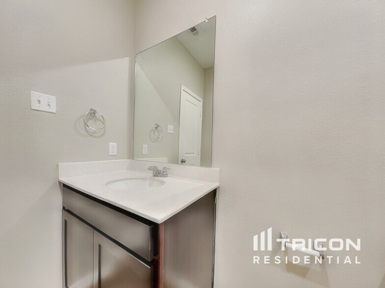 Building Photo - 217 Mica Trl