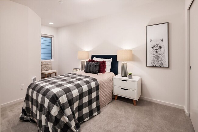 Building Photo - 4Bd/3.5Ba Shoreline Townhome