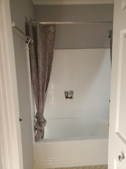 Building Photo - 700 N Hamilton Cres