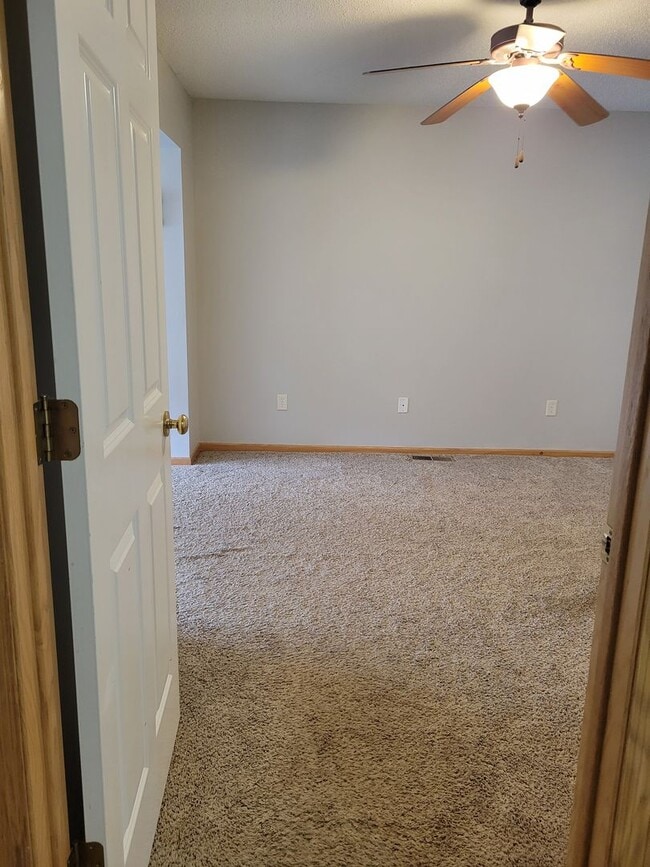 Building Photo - Middle Unit Townhouse