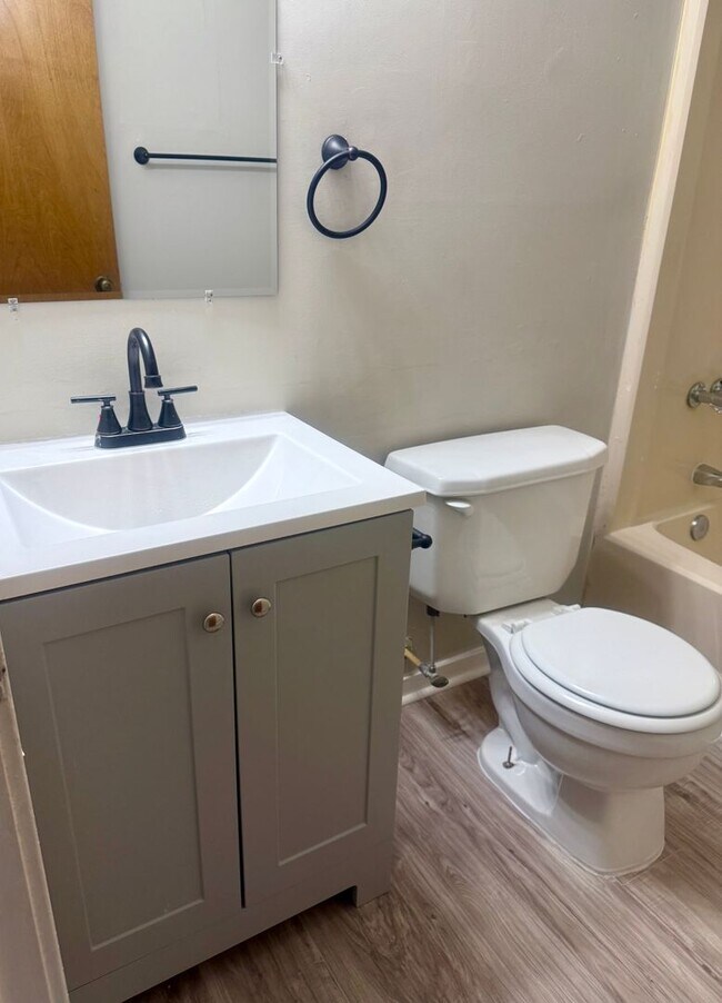 Building Photo - Spacious 2BR 2BA townhome in Village Creek!
