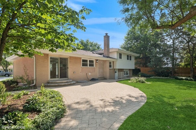 Building Photo - 30 Crescent Dr