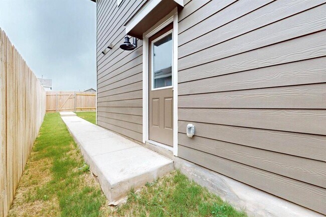 Building Photo - 178 Sormonne Lp