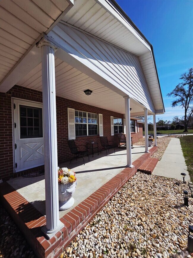 Building Photo - 102 S Claire Dr