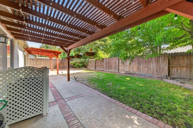 Building Photo - 1647 Gateway Dr