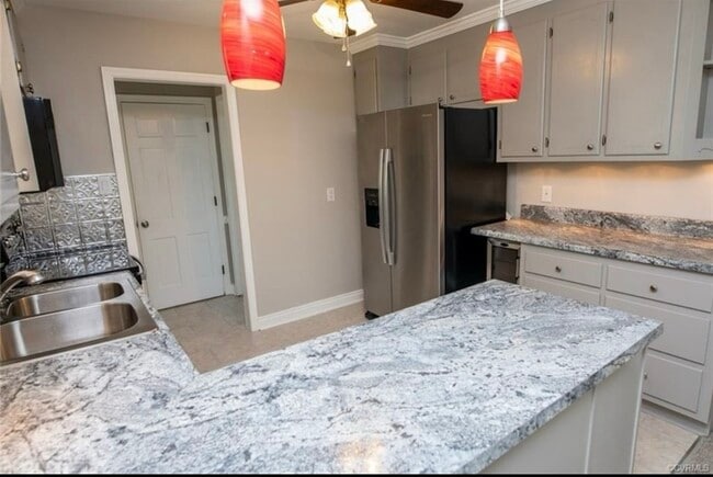 Building Photo - 10210 Hollyberry Dr