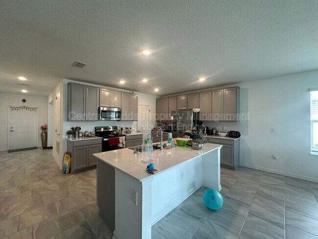 Building Photo - 373 Pineywoods St