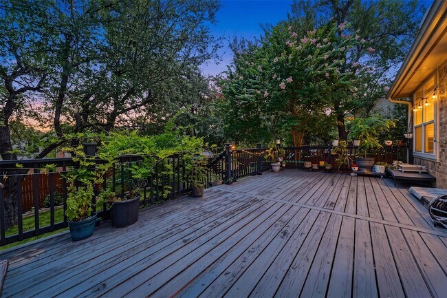Building Photo - 1209 Horseback Hollow