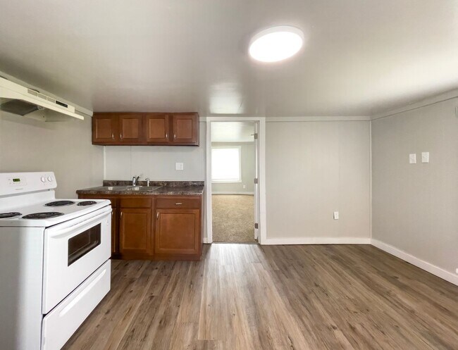 Building Photo - 906 W Main St