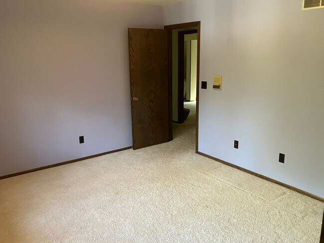Building Photo - 4 Bedroom 3.5 Bath Wooded Lot
