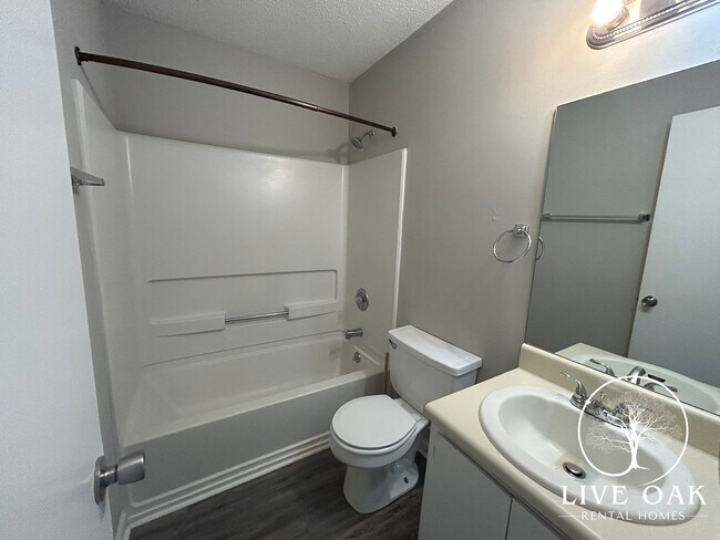 Building Photo - MOVE IN SPECIAL: $500 OFF 1ST FULL MONTH'S RENT!**