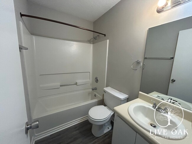 Building Photo - MOVE IN SPECIAL: $500 OFF 1ST MONTH'S RENT!**