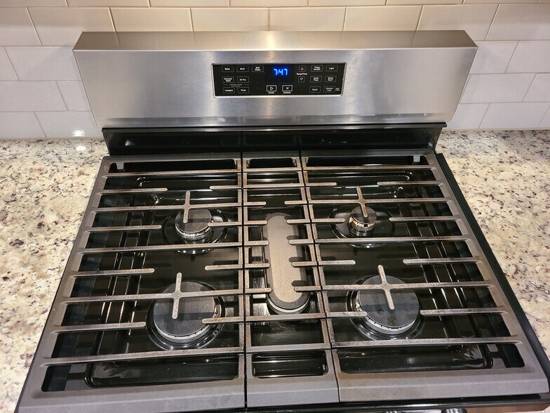 Building Photo - 806 Falls Grove Trl