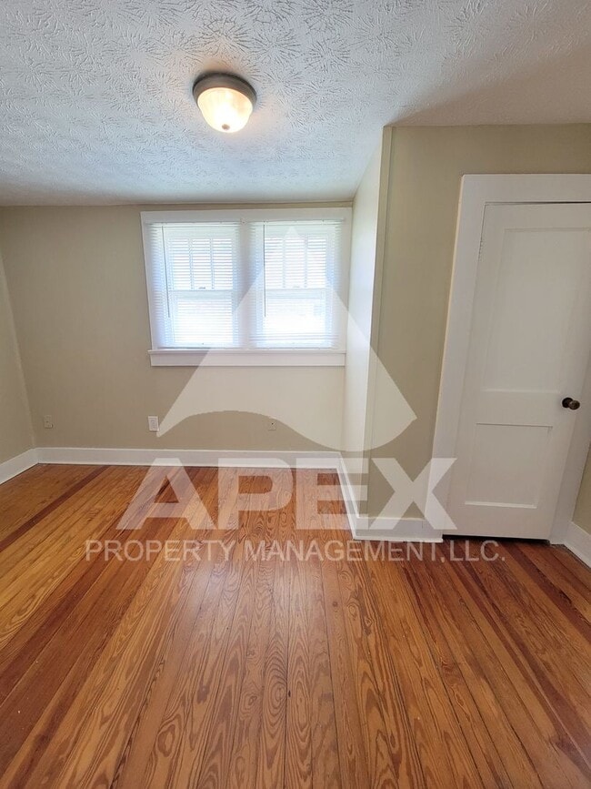 Building Photo - Cute 2 Bd - 1 Ba Single Family Home w/Gara...