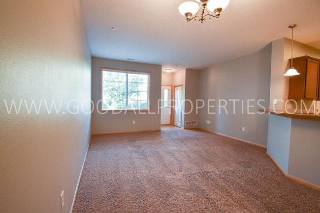 Building Photo - 2 Bedroom, 1.5 Bath Townhome in Jordan Creek area!