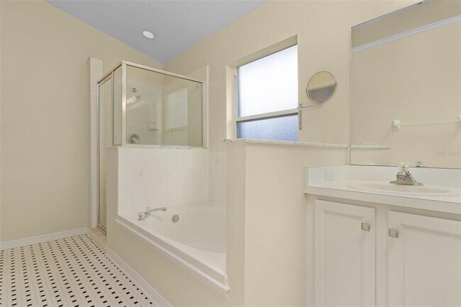 Building Photo - 2936 Twin Oaks Dr