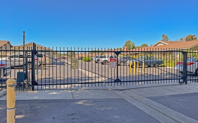 Building Photo - Stunning Saltillo Tiled Single Story Condo in Oceanside!