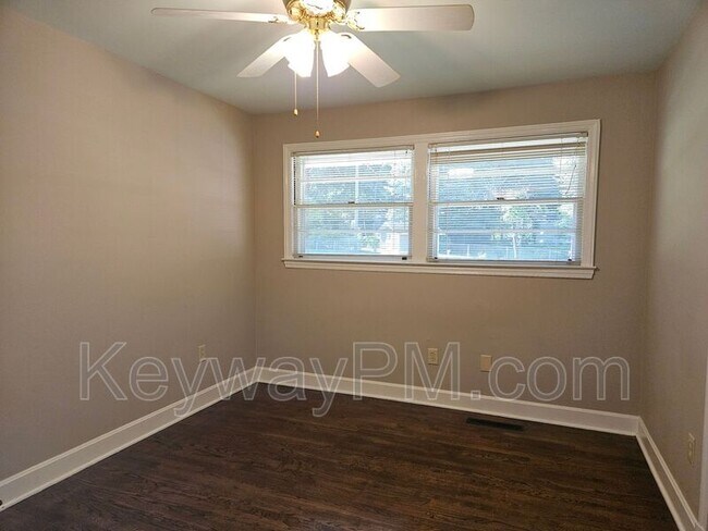 Building Photo - 13 Erskine Ln
