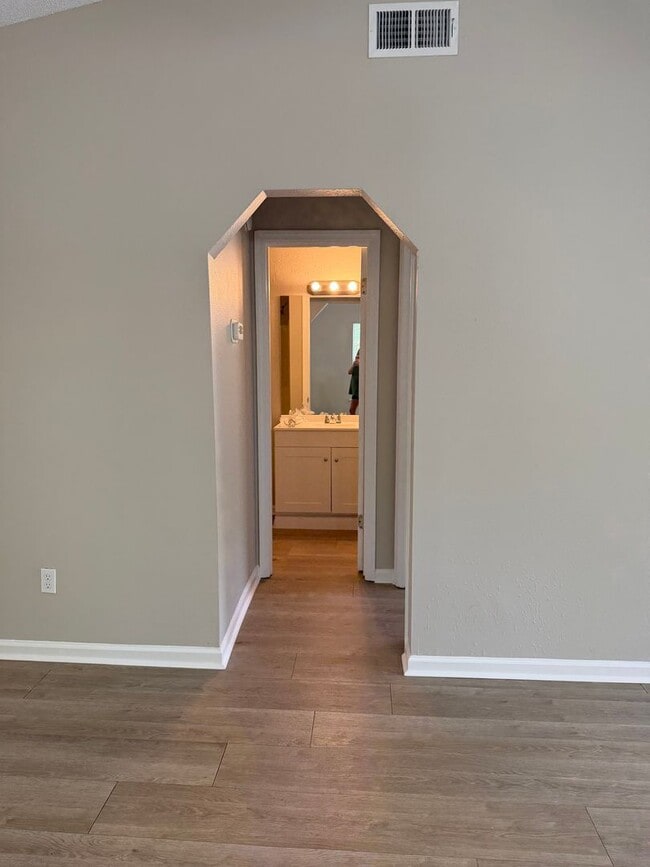 Building Photo - Gorgeous 2/2 newly renovated townhome available now!