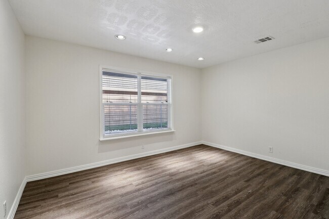Building Photo - 10328 Shadow Oaks Dr