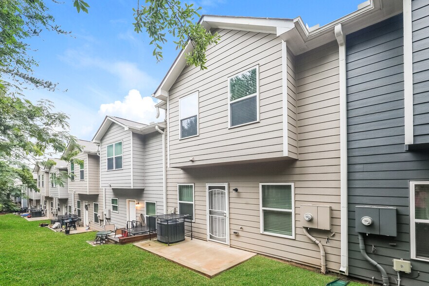 Building Photo - 404 Highwood Ln