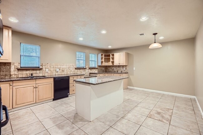 Building Photo - 1724 Midcrest Dr