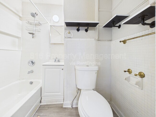 Building Photo - 4028 E 68th Terrace