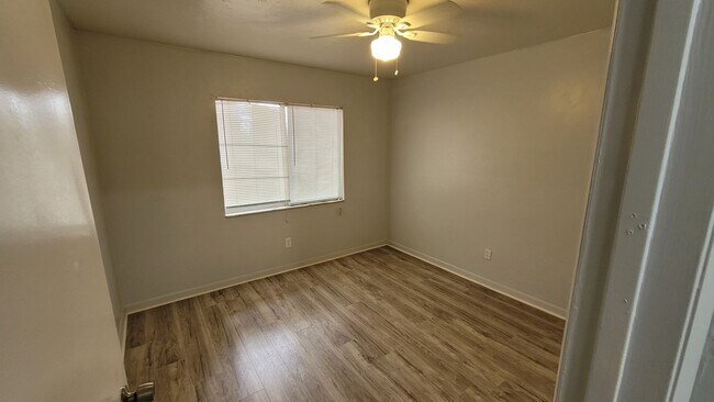 Building Photo - 405 NE 42 Pl