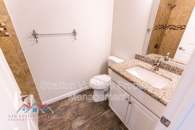 Building Photo - 427 W Pontiac Dr