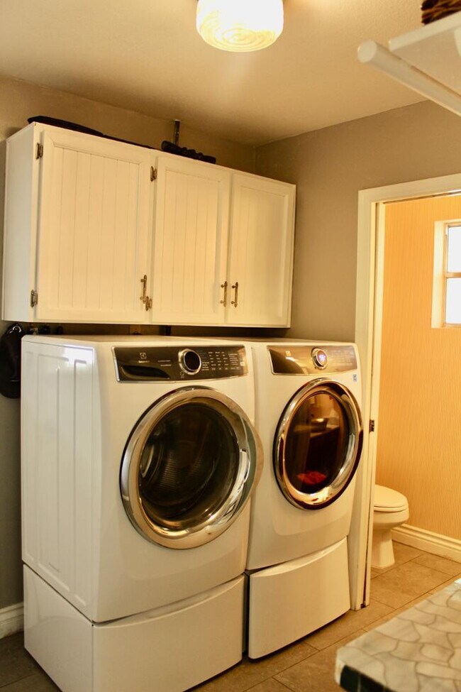 Building Photo - 2041 E Gary Cir