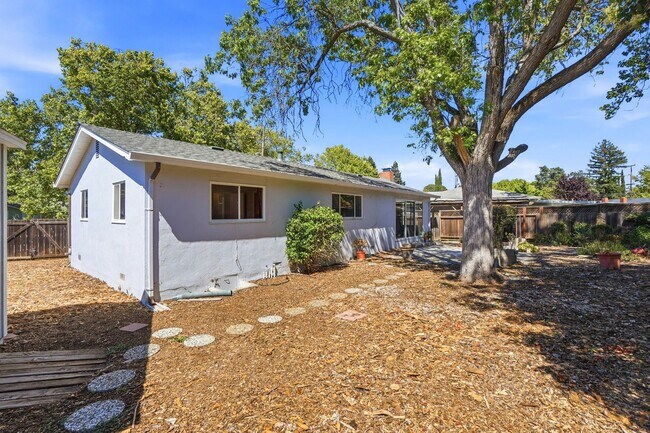 Building Photo - Beautiful Spacious 3-bedroom 1.5-Bath Home in Concord!