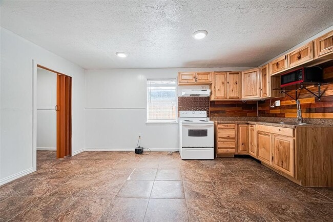 Building Photo - 227 N Austin Dr